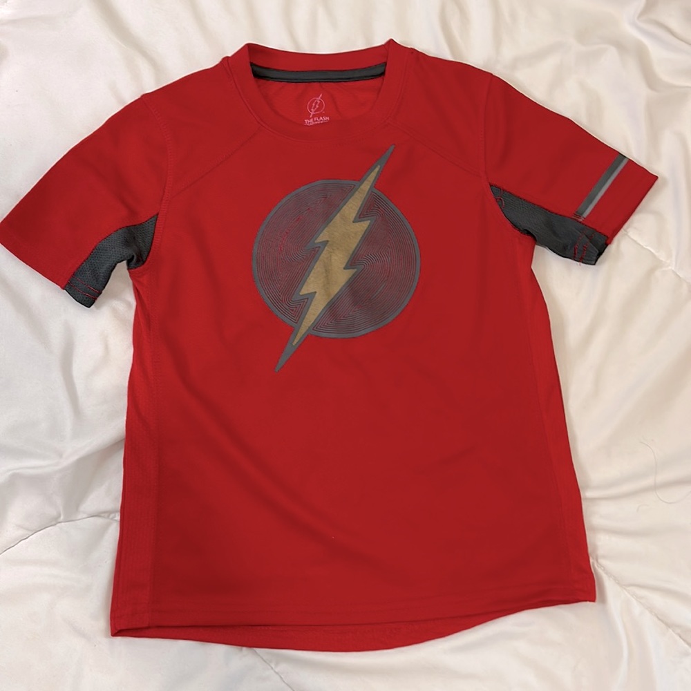 DC Comics ‘The Flash’ Boys 6/7  shirt with cool front logo shirt. 100% polyester